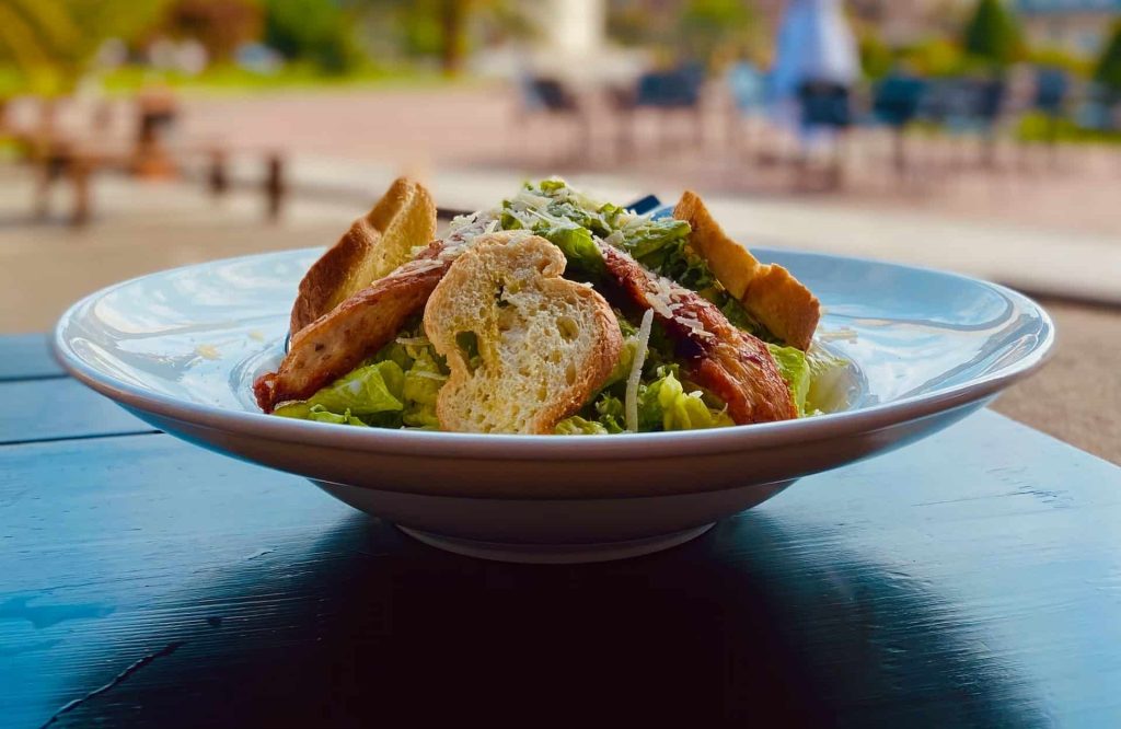 Así se hace la verdadera ensalada César con la que estrenar plato primaveral 73 ¿Cuántos tipos de ensalada César existen?