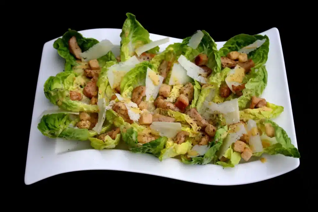Así se hace la verdadera ensalada César con la que estrenar plato primaveral 75 Ingredientes necesarios para una ensalada César para 2 personas