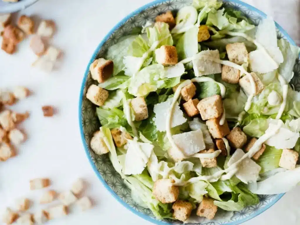 Así se hace la verdadera ensalada César con la que estrenar plato primaveral 76 Pasos de la preparación de la salsa de la ensalada César