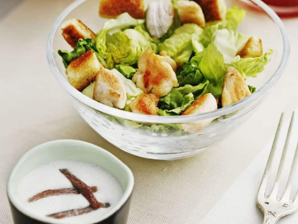Así se hace la verdadera ensalada César con la que estrenar plato primaveral 78 ¿Por qué no deberíamos comprar la ensalada César embolsada que venden en el súper?