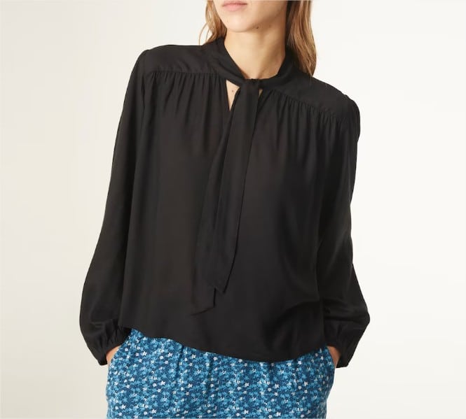 Blusa de mujer con cuello lazada y manga larga abullonada