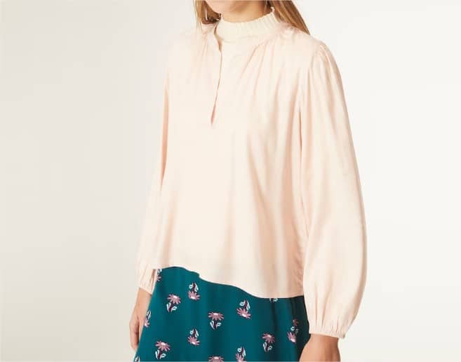 Blusa de mujer con escote de pico y manga larga abullonada