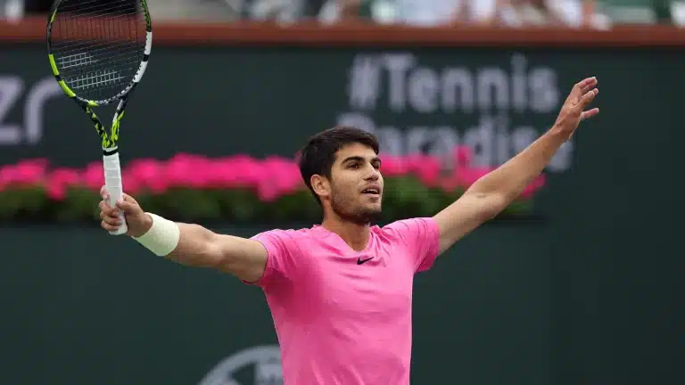 Carlos Alcaraz saca el aguijón a Zverev tras la invasión de abejas en Indian Wells