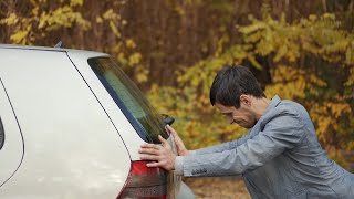 ¿Por qué arranca un coche al empujarlo?