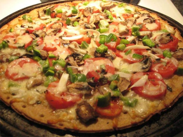 Cómo hacer una pizza vegetal sin horno ni masa con sabor de diez