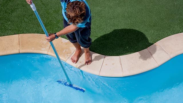 Cómo limpiar tu piscina 3 No te olvides de añadir el cloro diariamente, en el momento oportuno