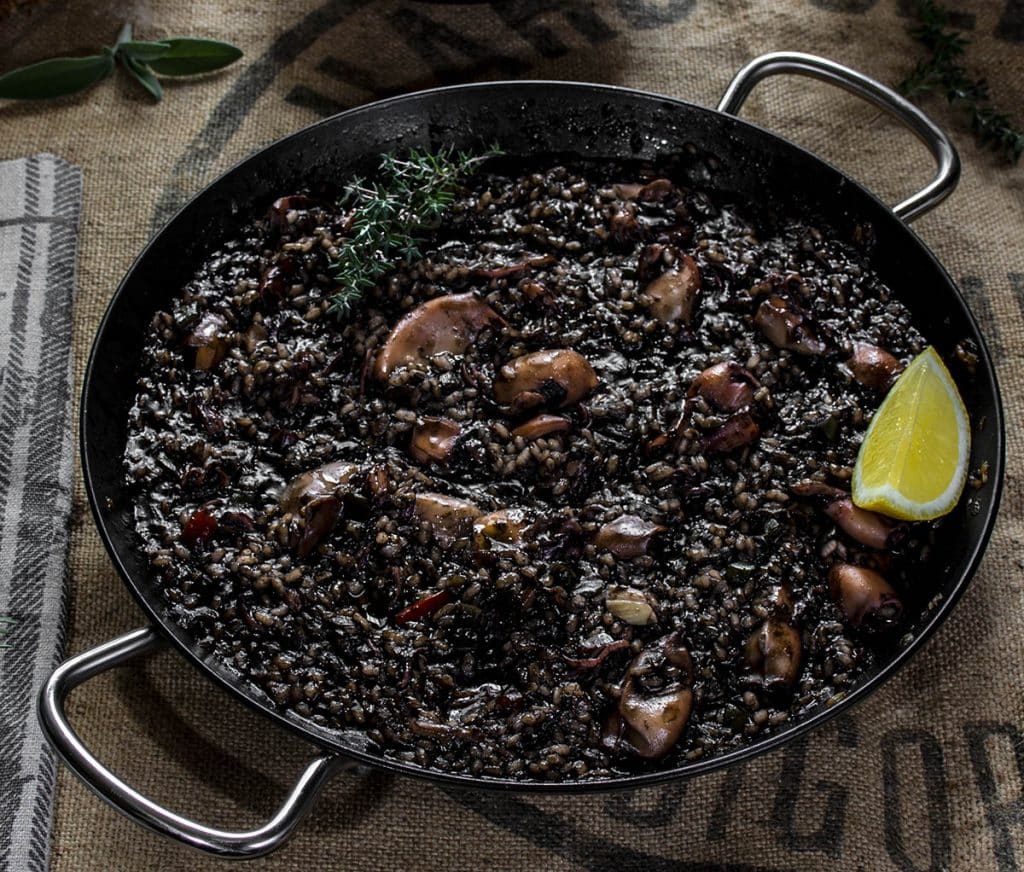 ¿Cómo hacer el arroz negro con calamares de Robin Food?