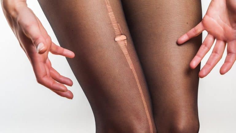 El truco de las famosas para evitar carreras en las medias