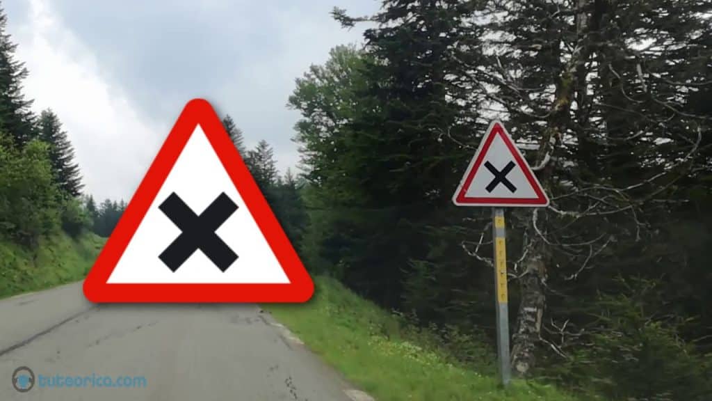 Triángulo con una x interna