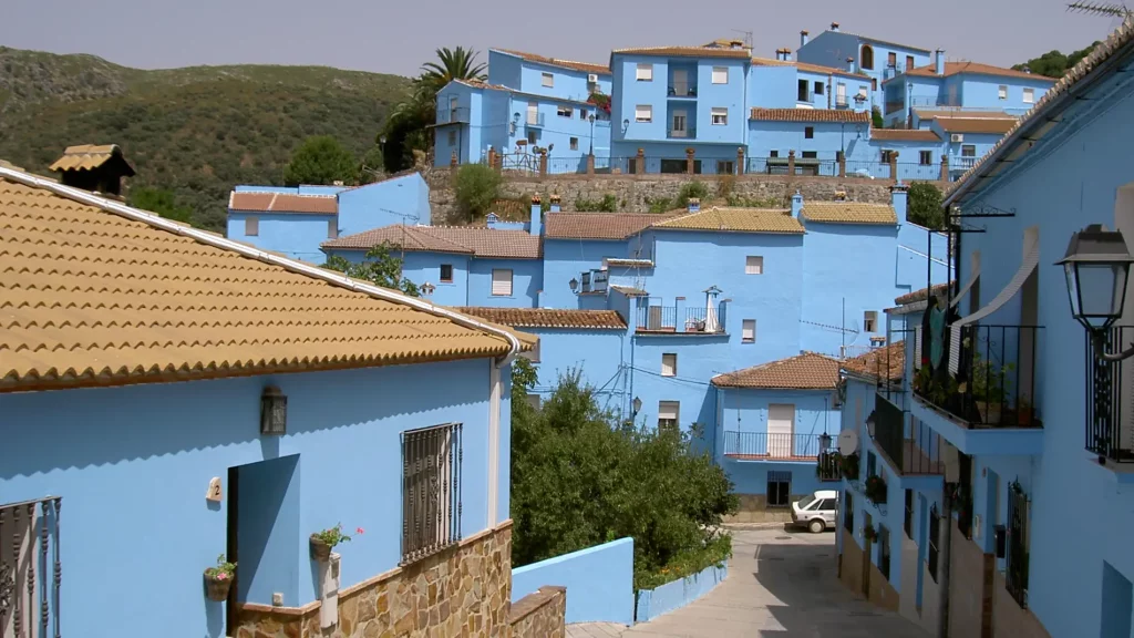 El pueblo de Los Pitufos está en España: prepara tus fotos y tu Instagram 1 Los pueblos andaluces de obligada visita para una Semana Santa como Dios manda