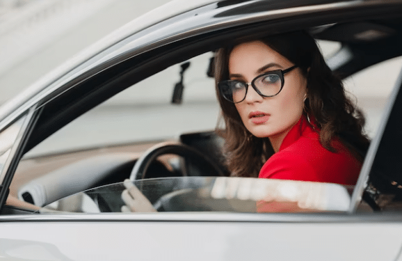 La advertencia de la DGT si utilizas gafas que te puede salvar de una multa