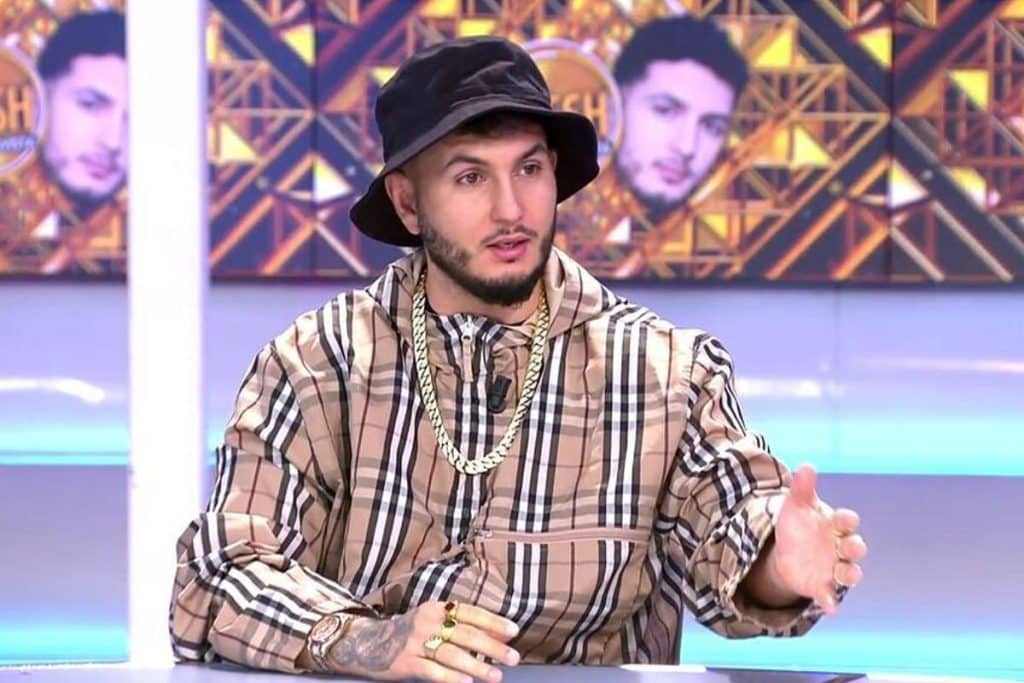 Primero de pidió perdón a una figura de cartón y luego apareció en cantante en persona