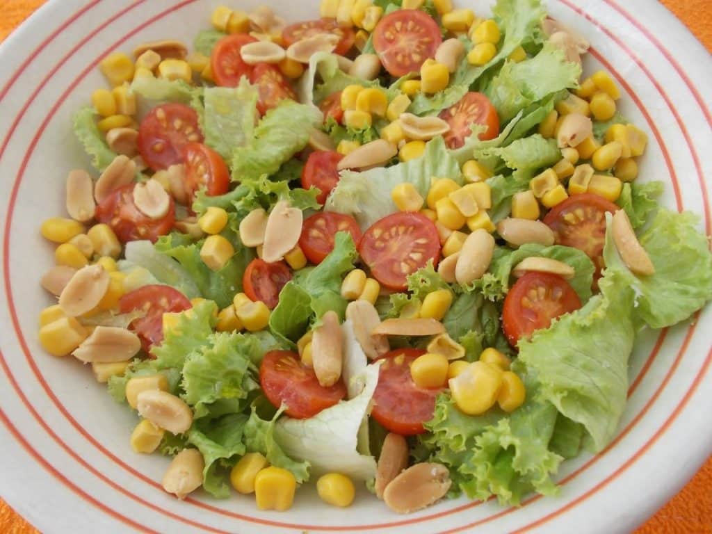 Ingredientes de la ensalada para dar la bienvenida a la primavera