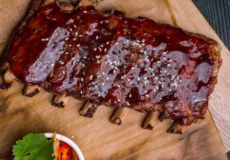 La irresistible salsa para hacer las mejores costillas al horno