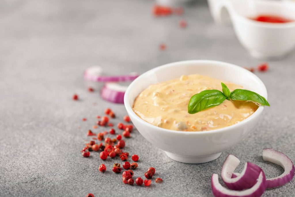 Ingredientes para la ensalada de aguacate y gambas con salsa mil islas