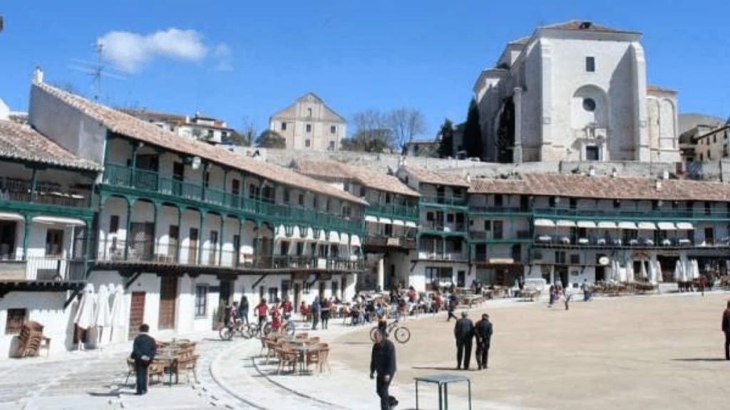 Estos son los pueblos con las plazas más impresionantes de España que debes visitar 91 La plaza de Chinchón, en Madrid