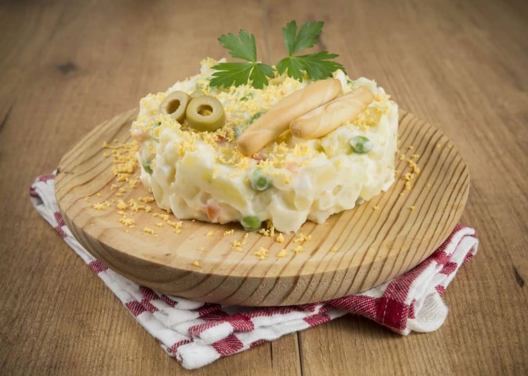 La preparación de la ensaladilla rusa al estilo Chicote