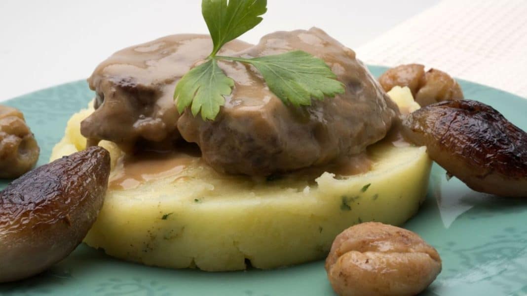 La preparación de  las milhojas de cerdo ibérico con salsa de jamón de Arguiñano