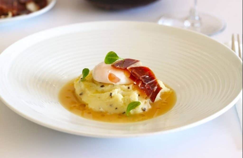 La preparación de los huevos escalfados con infusión de morrones