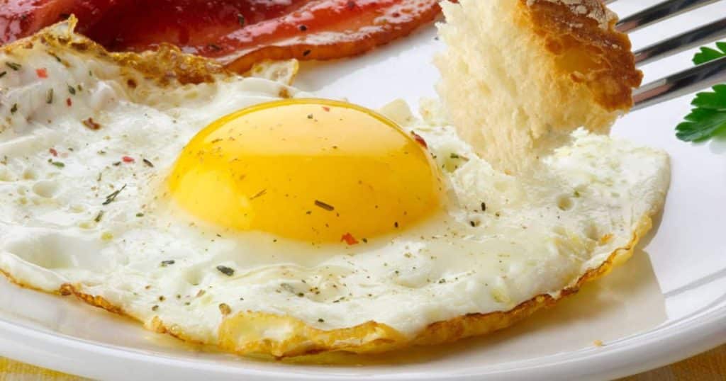 La preparación de los huevos fritos con jamón