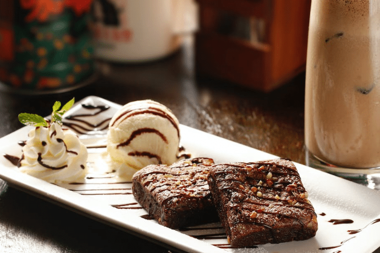 Postre de chocolate con helado