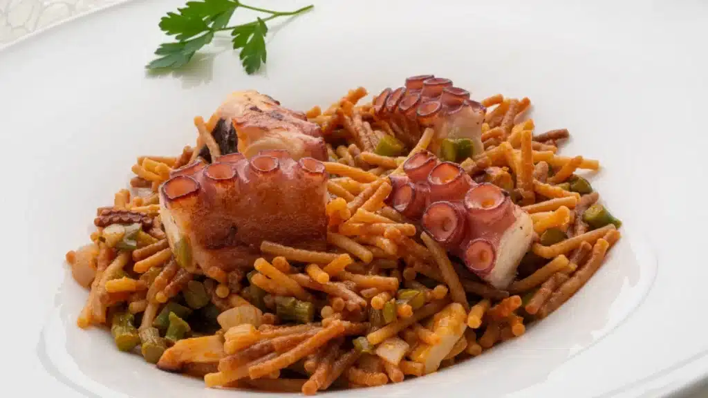 Sorprende a todos en la cena, Karlos Arguiñano creó una receta sencilla con fideos tostados y patas de pulpo