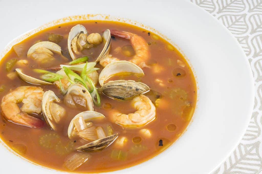 La sopa de pescado de Martín Berasategui que puedes hacer en microondas y queda de lujo