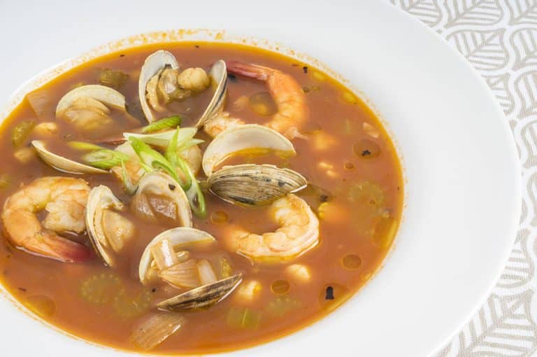 La sopa de pescado de Martín Berasategui que puedes hacer en microondas y queda de lujo