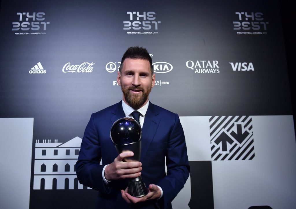 Leo Messi con el premio The Best de la FIFA.