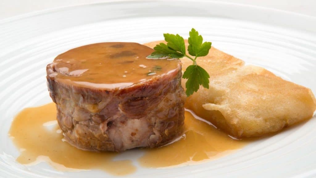 Milhojas de cerdo ibérico con rollitos de manzana