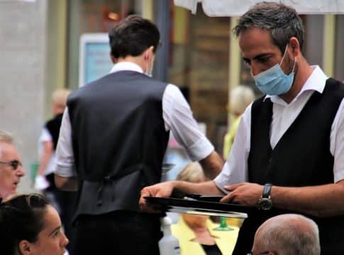 Mucha oferta de empleo, pero por poco salario: 