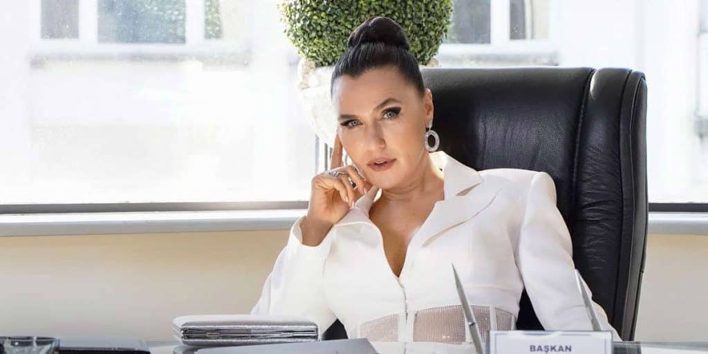 Sevva Sam es Ender Argun la reina de la sociedad en Pecado Original