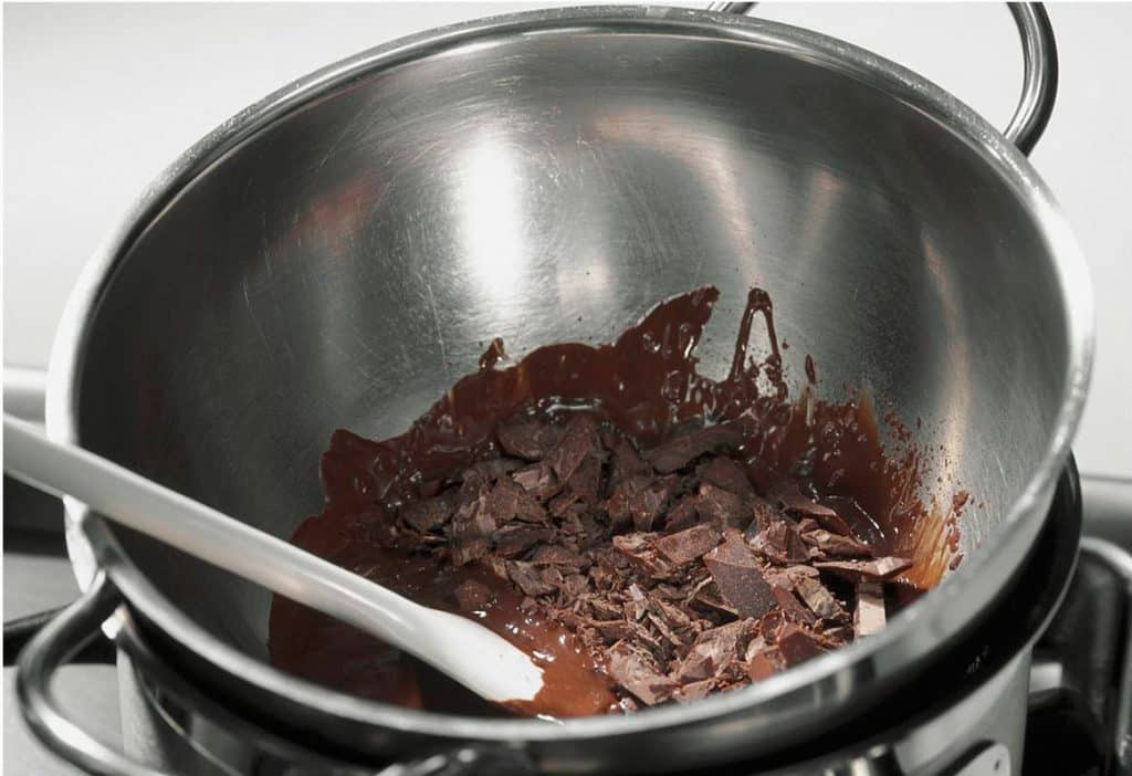 Pica el chocolate y fundelo en bano de Maria