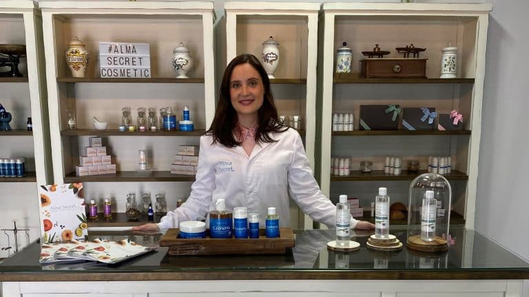Alma Secret bate récord de ventas con su champú Shikakai en formato sólido