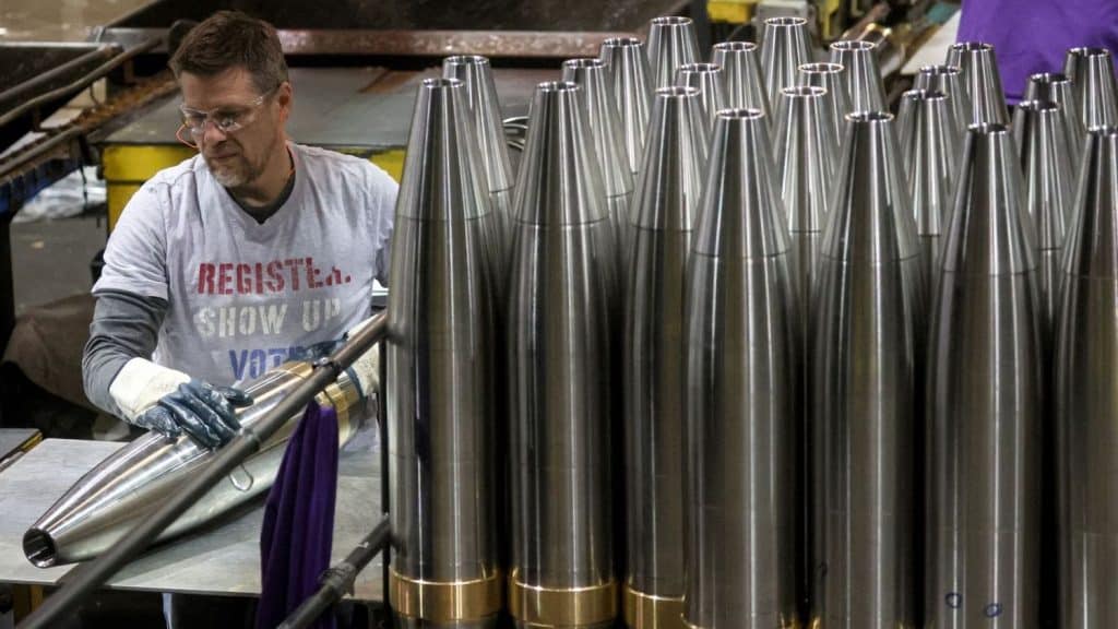 Una carrera por la producción de munición. “Muchos aplausos y pocas municiones”