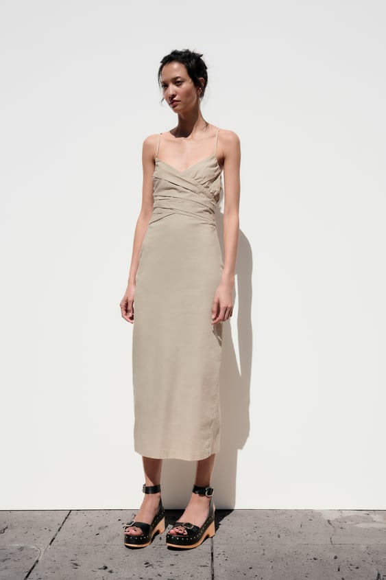 Así es el vestido más rompedor de Zara con el que triunfarás en todas las fiestas de primavera 37 Vestido drapeado con lino de Zara