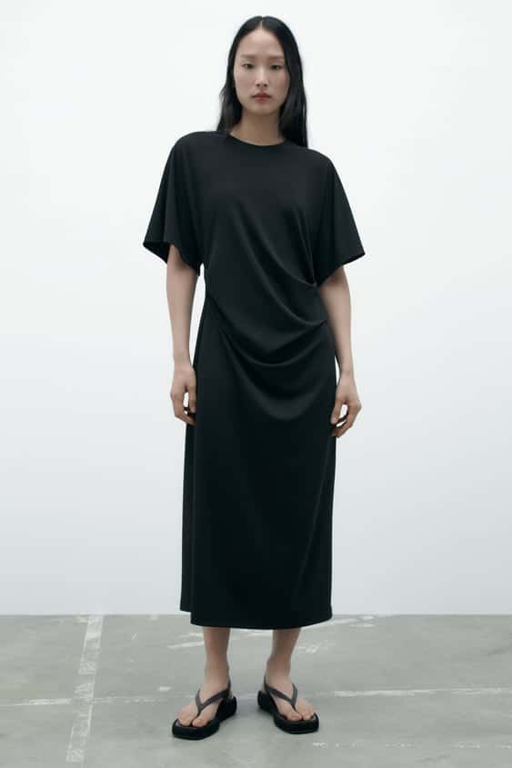 Así es el vestido más rompedor de Zara con el que triunfarás en todas las fiestas de primavera 38 Vestido midi pliegues, colección de Zara