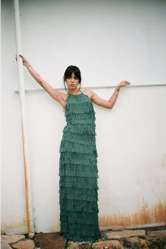 Así es el vestido más rompedor de Zara con el que triunfarás en todas las fiestas de primavera 41 Vestido halter flecos, colección de Zara