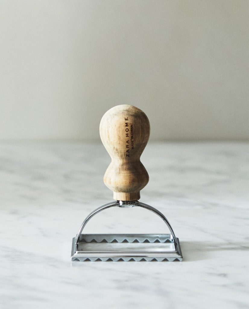 Zara Home - Cortador cuadrado zinc y acacia