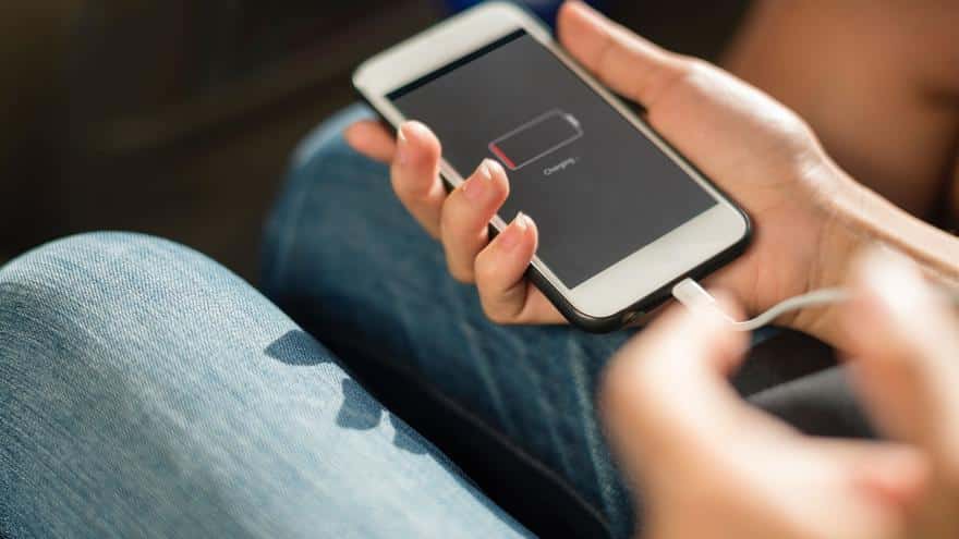 La solución sencilla para usar en el móvil las redes sociales que más batería consumen sin apenas gastar