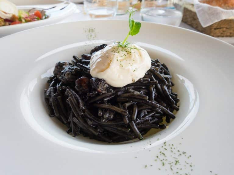 El toque especial de Dani García para una fideuá de calamares única