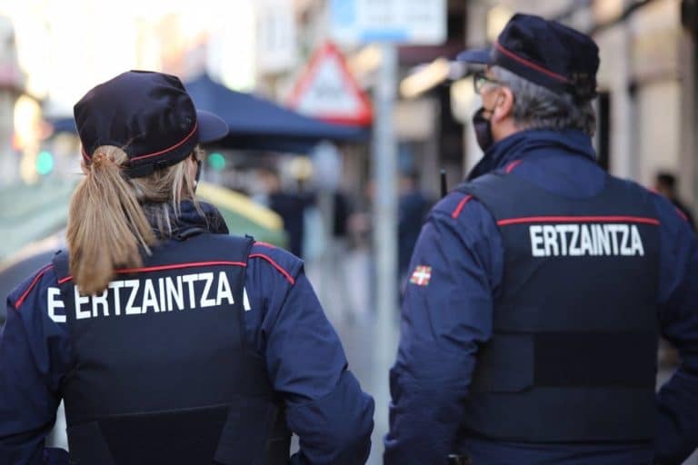 El detenido en Bilbao tras prender fuego a su expareja permanece en dependencias policiales