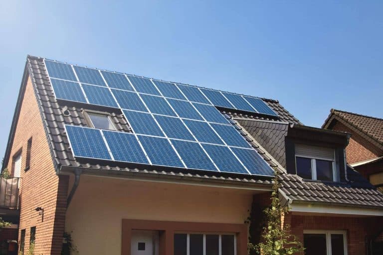 Instalación de placas solares fotovoltaicas en casa, con Lumisolar