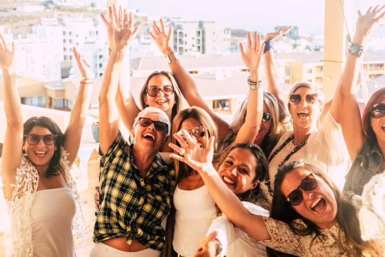 ¿Cómo organizar despedidas de soltera originales en Alicante en 2023? De la mano de Karamba