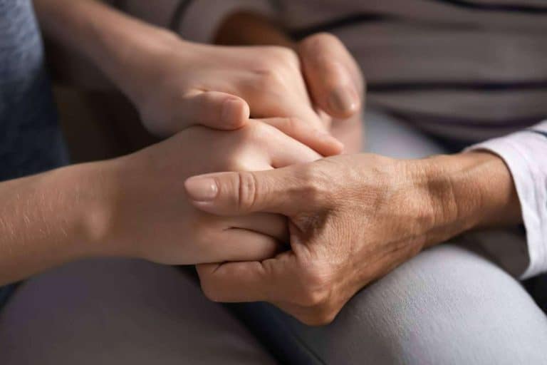 Cuidado de personas mayores a domicilio en Madrid, por la empresa Seyer Hogar