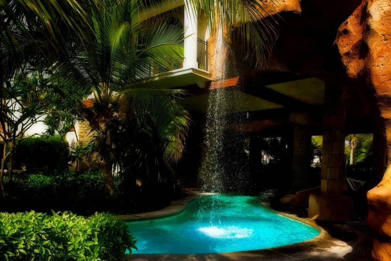 Warmpool dispone de una gama premium de foco acero de resina de cuatro hilos, que permite embellecer y dar calidez a las piscinas