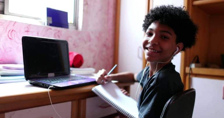 Ayudar a los niños a leer, escribir y deletrear con el juego de palabras para desarrollar habilidades de Deletreados