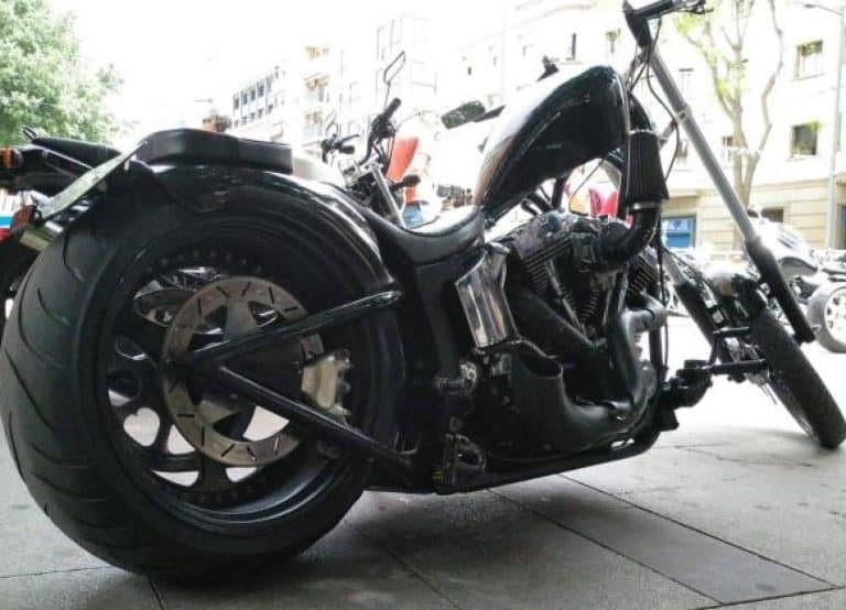 Eactivos.com subasta la motocicleta que empleó la artista colombiana de moda en uno de sus videoclips