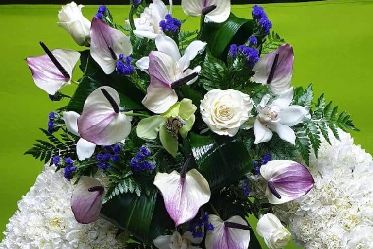 El servicio de floristería en Cáceres disponible las 24 horas del día que lleva las flores al velatorio sin cargo de Tanatorio de Moraleja