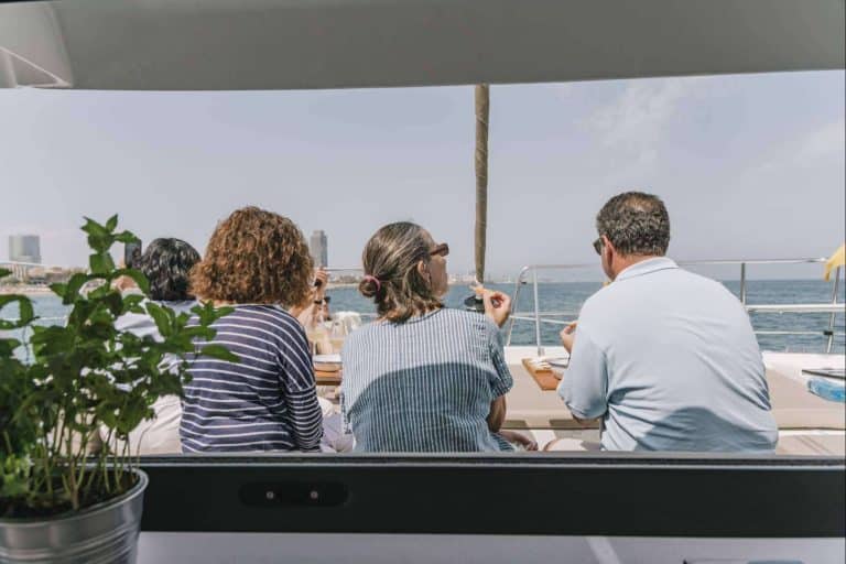 Disfrutar de un brunch en barco en Barcelona, con Sondevela